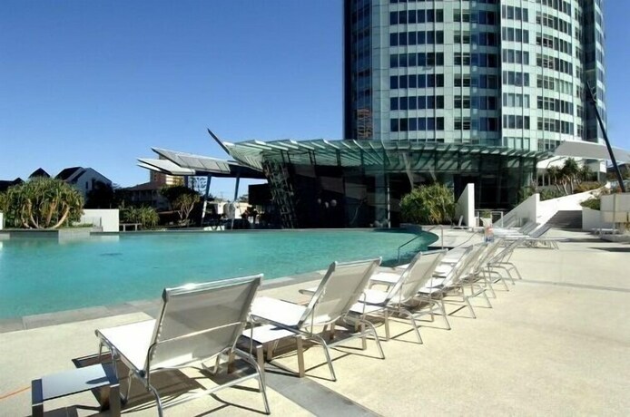Imagen de la piscina del Hotel Apartment 4204 - Hr Surfers Paradise. Foto 28