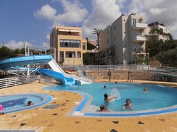 Imagen de la piscina del Hotel Apartments Bellos. Foto 6