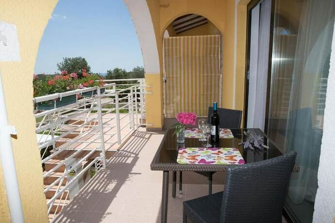 Imagen de la habitación del Hotel Apartments Paradis. Foto 19