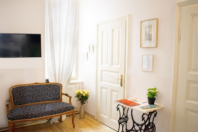 Imagen de los interiores del Hotel Apartments and Rooms Flowers. Foto 15