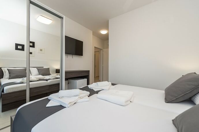 Imagen general del Hotel Apartments and Rooms Pool Villas Maris. Foto 4