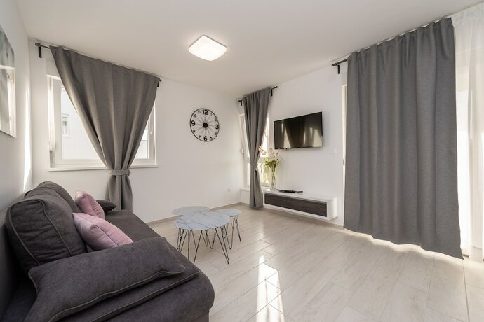 Imagen general del Hotel Apartments and Rooms Pool Villas Maris. Foto 12