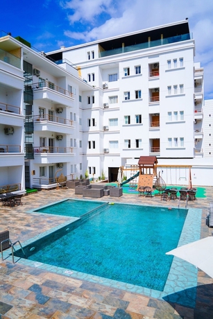 Imagen de la piscina del Hotel Apartments next to the beach. Foto 10