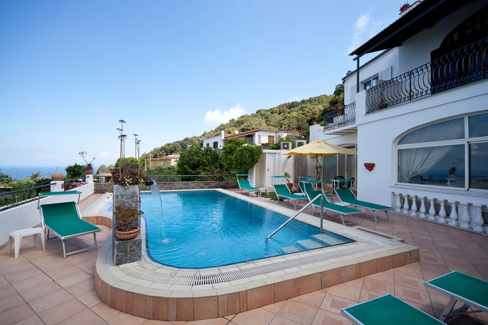 Imagen de la piscina del Hotel Ape Regina. Foto 15