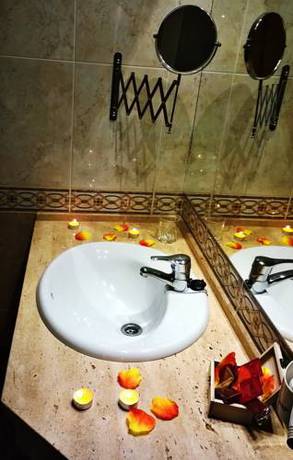 Imagen de la habitación del Hotel Aph Infanta Mercedes, La Ba&ntilde;eza. Foto 12