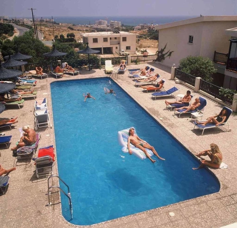 Imagen de la piscina del Hotel Aphelandra. Foto 19