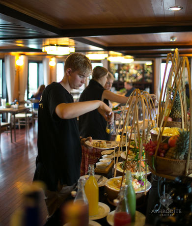 Imagen del bar/restaurante del Hotel Aphrodite Cruises. Foto 1