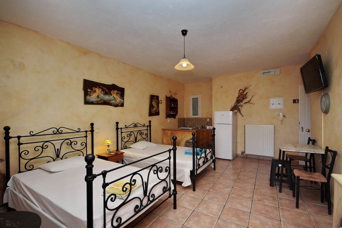 Imagen de la habitación del Hotel Aphrodites Studios. Foto 7