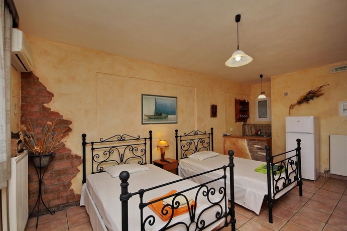 Imagen de la habitación del Hotel Aphrodites Studios. Foto 12