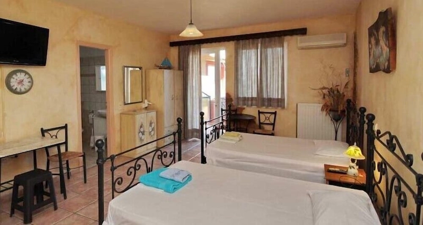 Imagen de la habitación del Hotel Aphrodites Studios. Foto 15