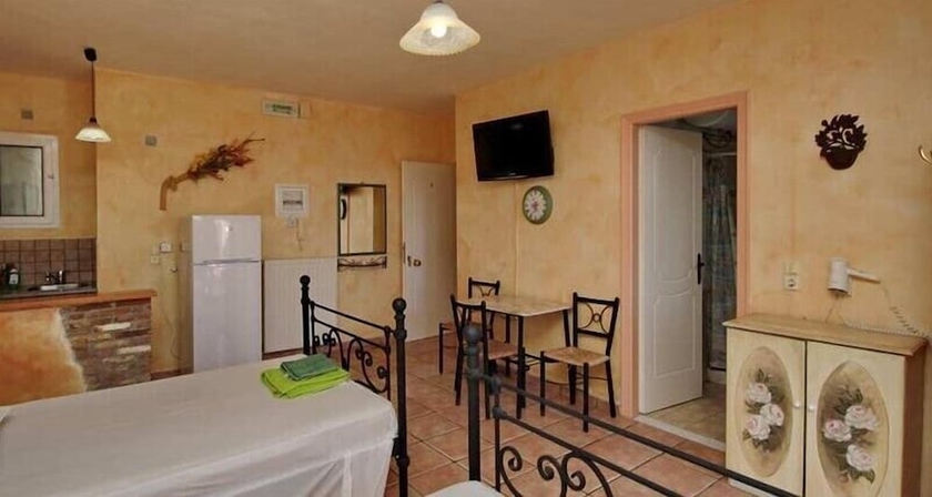Imagen de la habitación del Hotel Aphrodites Studios. Foto 17