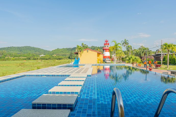 Imagen de la piscina del Hotel Apinya Resort Bangsarey. Foto 18