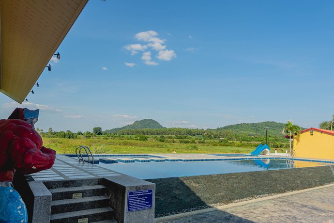 Imagen de la piscina del Hotel Apinya Resort Bangsarey. Foto 19