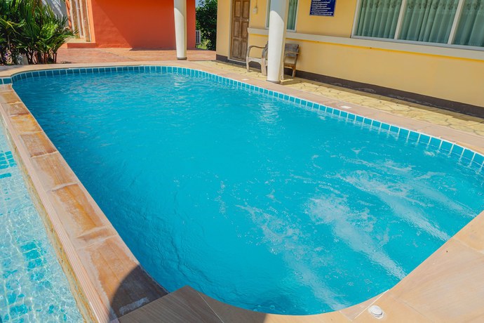 Imagen de la piscina del Hotel Apinya Resort Bangsarey. Foto 20