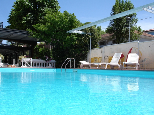 Imagen de la piscina del Hotel Apis, Rimini. Foto 15