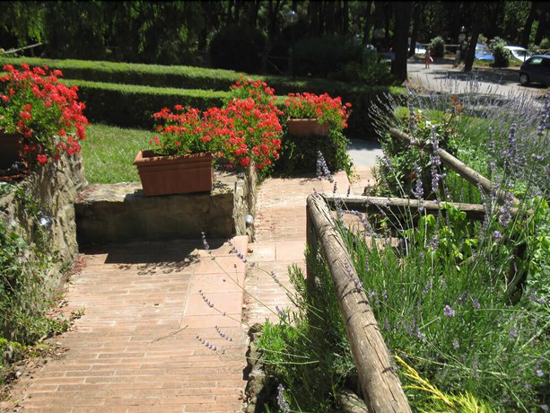Imagen de los exteriores del Hotel Apogeo. Foto 10
