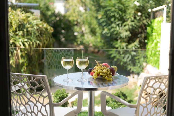 Imagen de los exteriores del Hotel Apollo 2. Foto 4