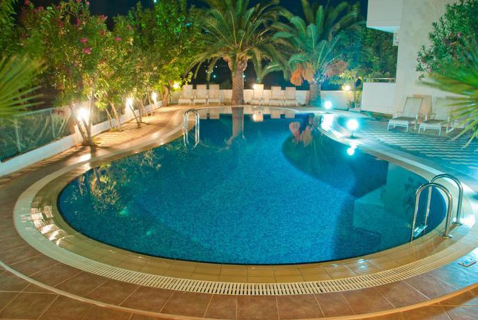 Imagen de la piscina del Hotel Apollo 2. Foto 7