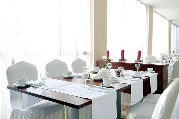 Imagen del bar/restaurante del Hotel Apollo Spa Resort. Foto 4