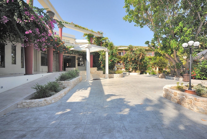 Imagen de los exteriores del Hotel Apollon, Lambi. Foto 9