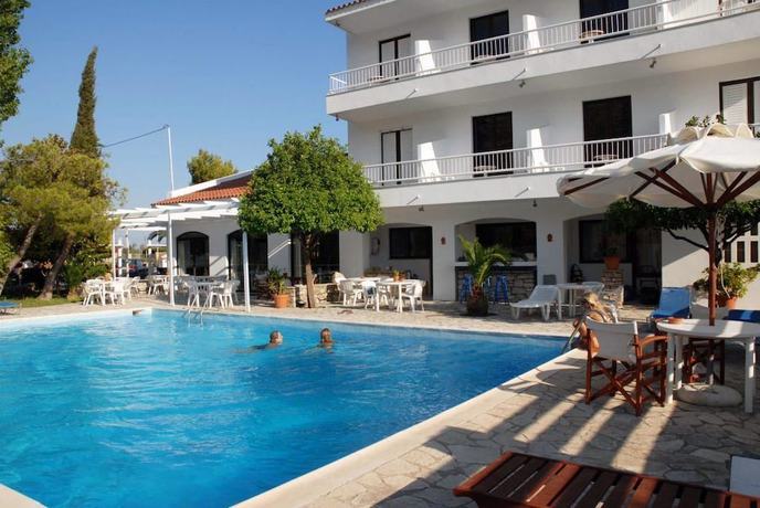 Imagen de la piscina del Hotel Apollon, Samos. Foto 16