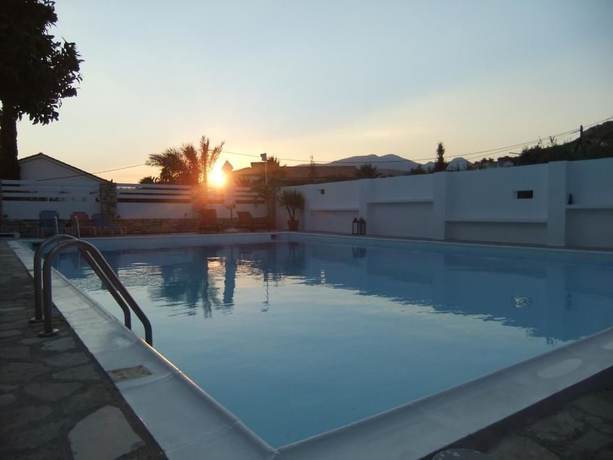 Imagen de la piscina del Hotel Apollon, Samos. Foto 17