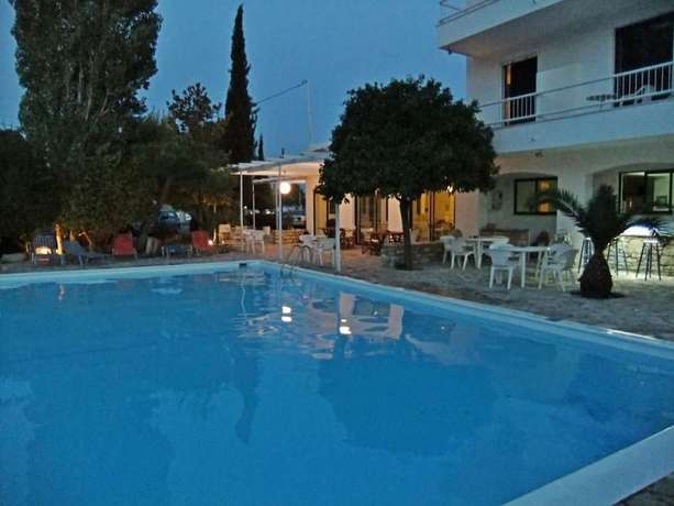Imagen de la piscina del Hotel Apollon, Samos. Foto 19