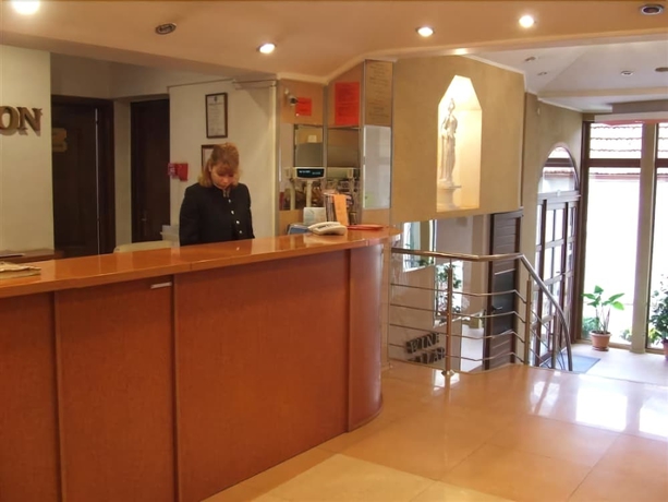 Imagen de los interiores del Hotel Apollonia, Brasov. Foto 16