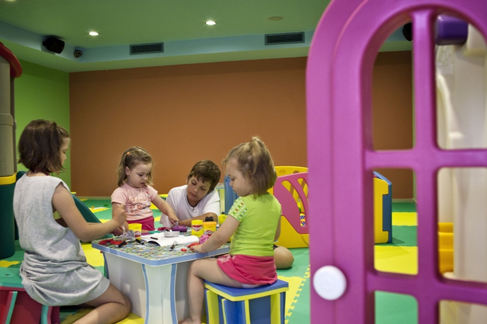 Imagen de los interiores del Hotel Apollonion Asterias Resort and Spa. Foto 10