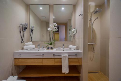 Imagen de la habitación del Hotel Apollonion Asterias Resort and Spa, Mantzivanata. Foto 12