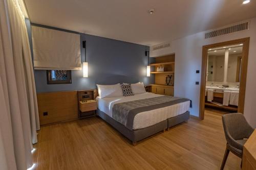 Imagen de la habitación del Hotel Apollonion Asterias Resort and Spa, Mantzivanata. Foto 16