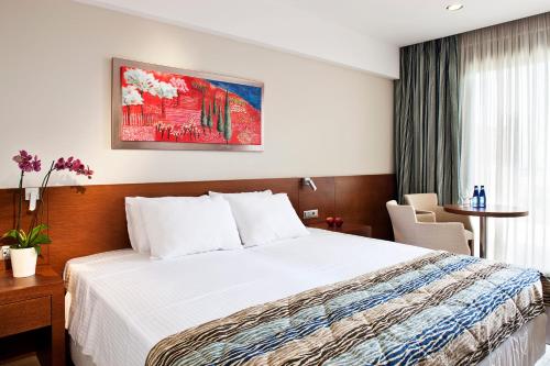 Imagen de la habitación del Hotel Apollonion Asterias Resort and Spa, Mantzivanata. Foto 17