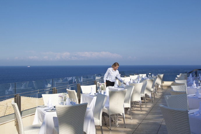 Imagen del bar/restaurante del Hotel Apostolata Island Resort and Spa. Foto 6