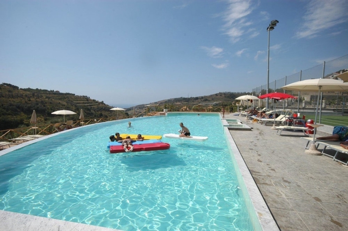 Imagen de la piscina del Hotel Appartamenti Castellaro. Foto 18