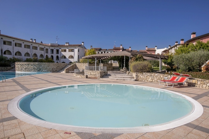 Imagen de la piscina del Hotel Appartamento Patrizia Manerba Resort. Foto 15