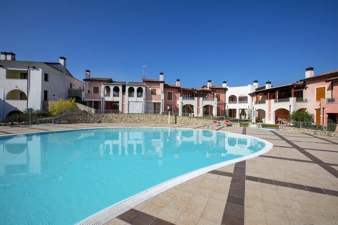 Imagen de la piscina del Hotel Appartamento Patrizia Manerba Resort. Foto 18