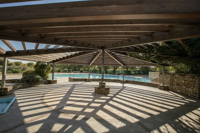 Imagen de la piscina del Hotel Appartamento Patrizia Manerba Resort. Foto 19