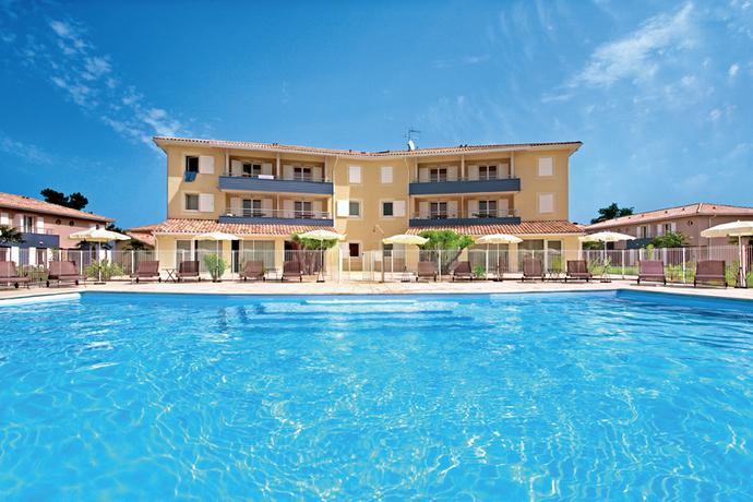 Imagen de la piscina del Hotel Appart'city Bordeaux A&eacute;roport St Jean D'illac. Foto 9