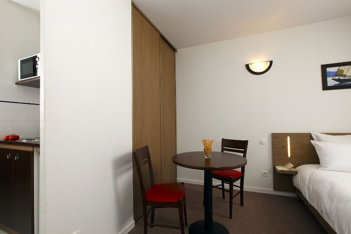 Imagen de los interiores del Hotel Appart'city Confort Paris Clichy Mairie. Foto 13
