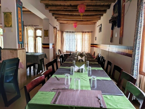 Imagen del bar/restaurante del Hotel Apple Cottage Nubra - Glamping. Foto 8