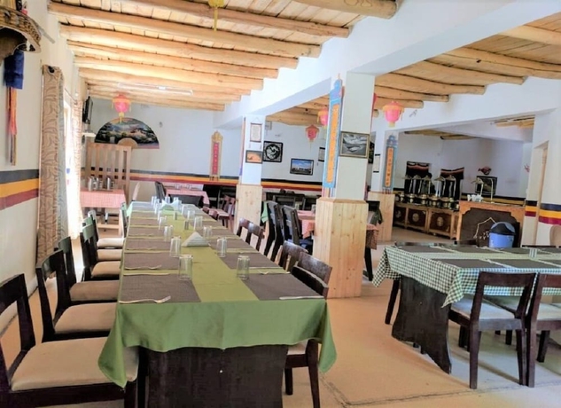 Imagen del bar/restaurante del Hotel Apple Cottage Nubra - Glamping. Foto 9