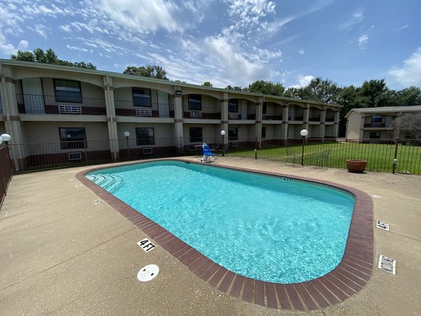 Imagen de la piscina del Hotel Apple Tree Inn Tyler Lindale. Foto 18