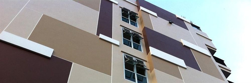 Imagen de los exteriores del Hotel April Suites. Foto 3