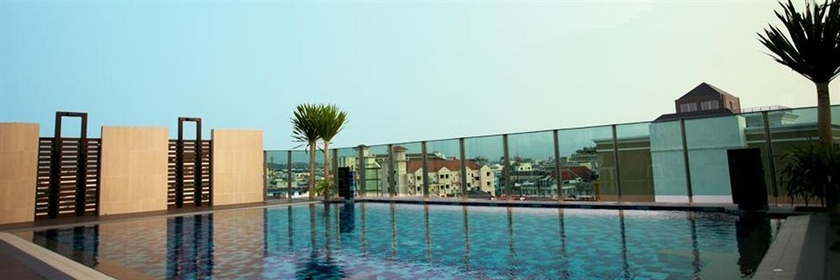 Imagen de la piscina del Hotel April Suites. Foto 5