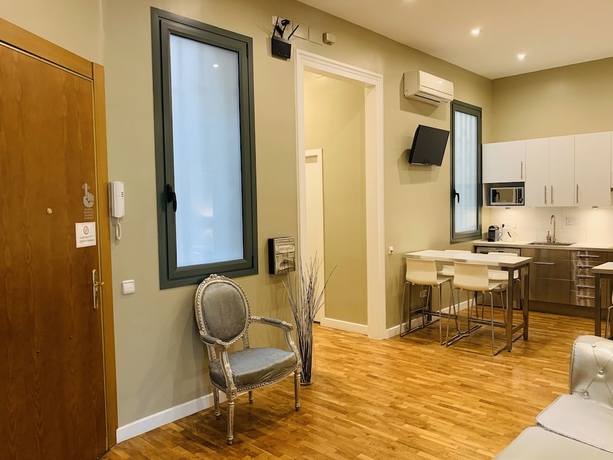 Imagen de los interiores del Hotel Aptbcn Super Balmes. Foto 19