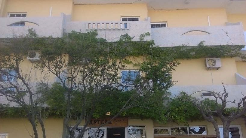 Imagen de los exteriores del Hotel Aptera Beach. Foto 10