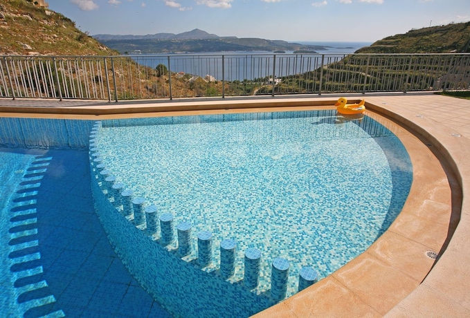 Imagen de la piscina del Hotel Aptera Paradise. Foto 19