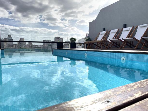 Imagen de la piscina del Hotel Aq Tailored Suites. Foto 6
