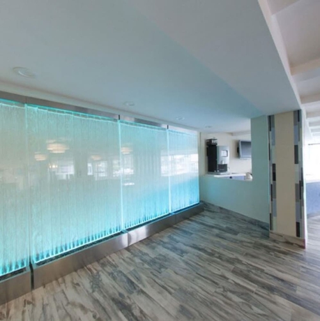 Imagen de los interiores del Hotel Aqua Blue and Conference Center. Foto 16