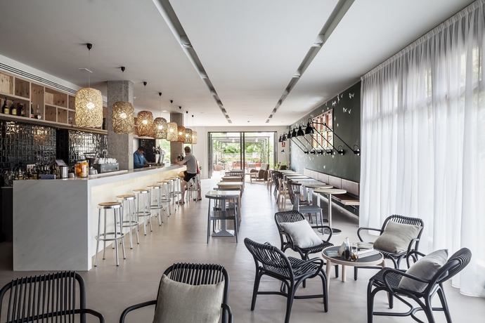 Imagen del bar/restaurante del Hotel Aqua Hotel Bertran Park. Foto 5
